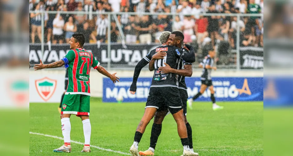 Jogadores alvinegros festejam o segundo gol