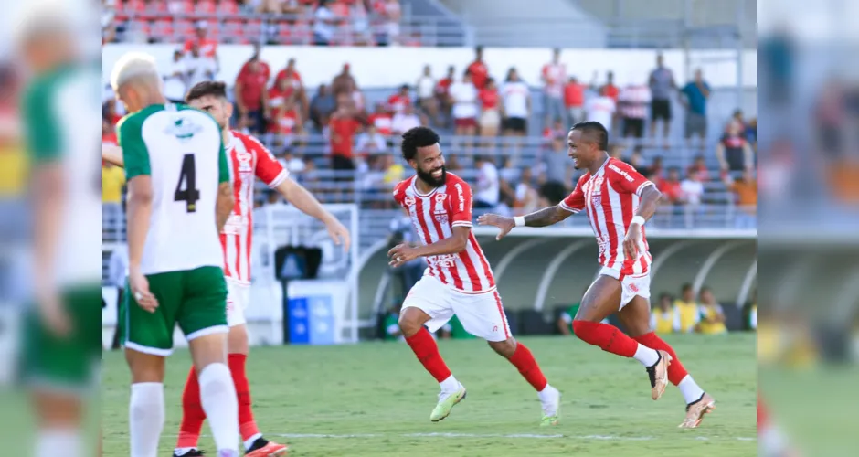 Léo Pereira abriu o placar com um belo gol no início do confronto