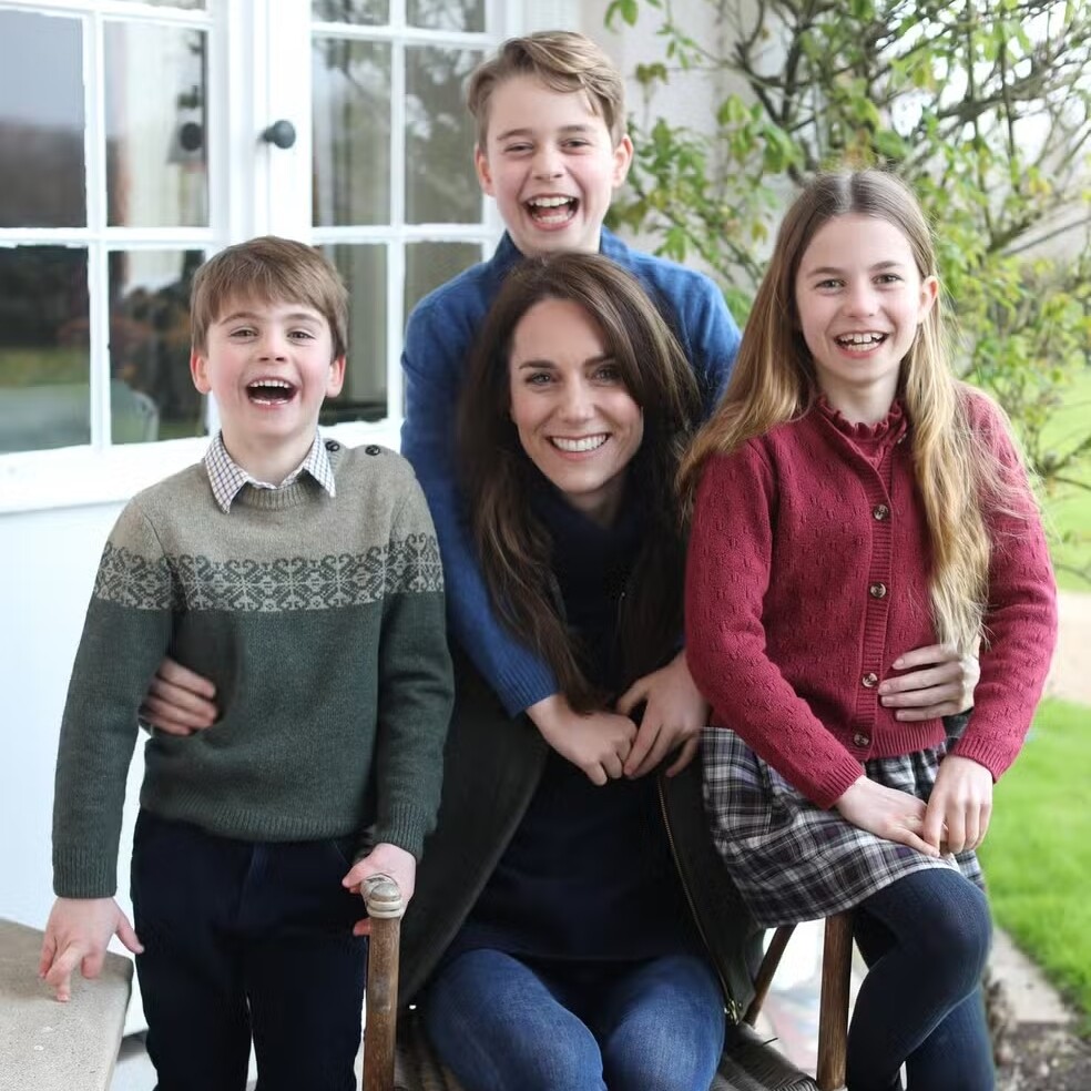 Kate reappears in official photo and thanks for support after surgery